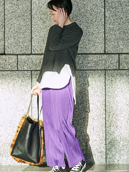 シーズンレスで大活躍！ 鮮やかなパープルのパンツ | おしゃれのヒント