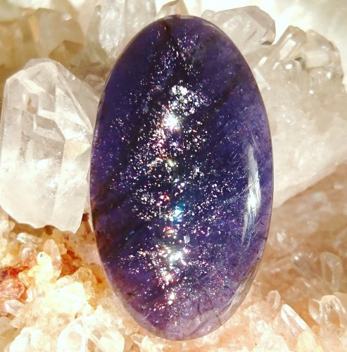 菫青石（きんせいせき）＝アイオライト | 鉱物の世界へようこそ！