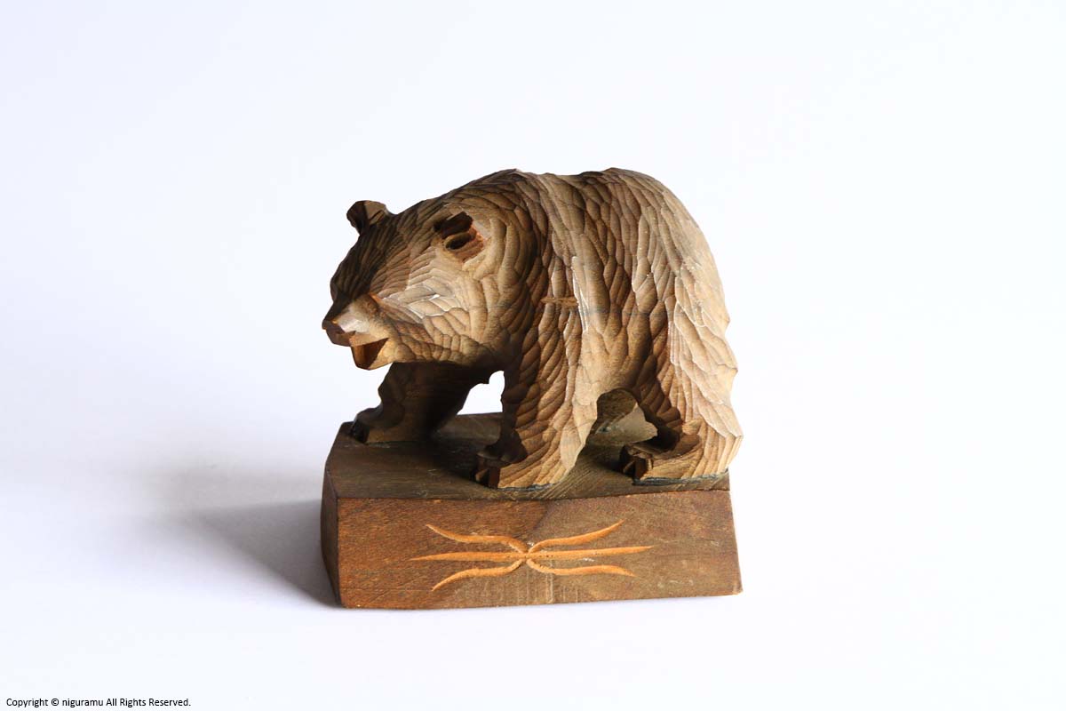 Amazon.co.jp: 旭川アイヌ 川上作 木彫り 熊 全長25cm 木彫りの熊 くま