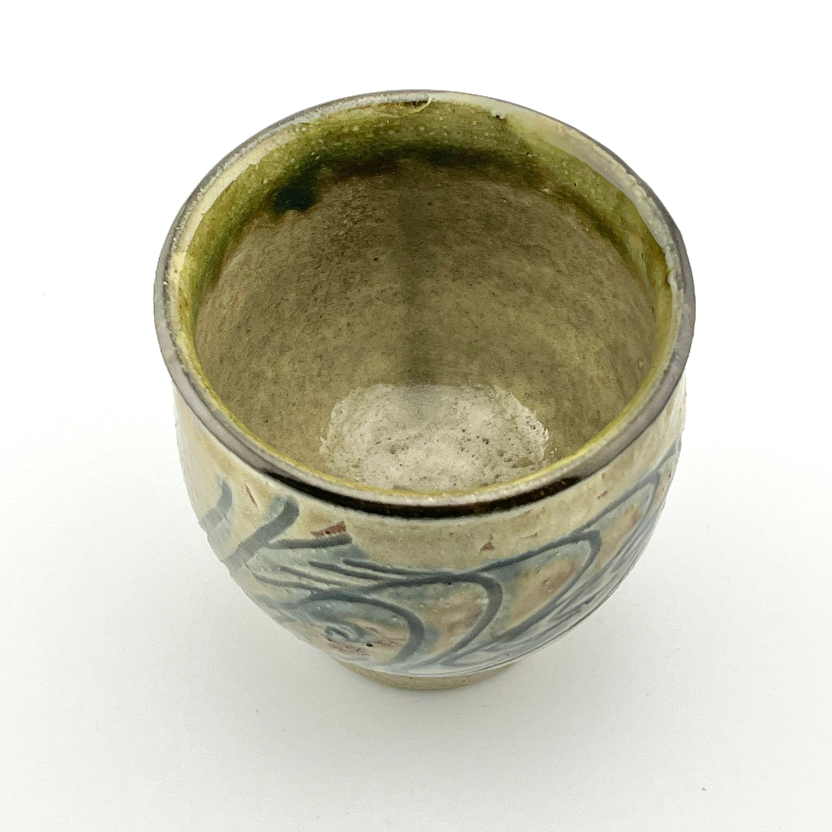 壺屋焼 人間国宝 金城次郎作 魚海老文湯呑 （笑う魚） – 生活民芸 なかむた