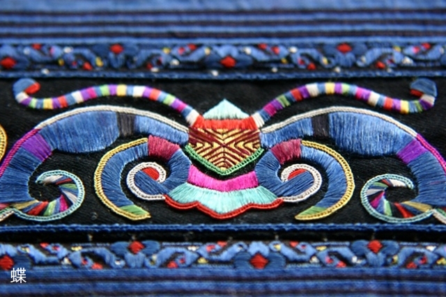 中国少数民族（苗族）のお花嫁さんが結婚式で被る刺繍布 中国少数