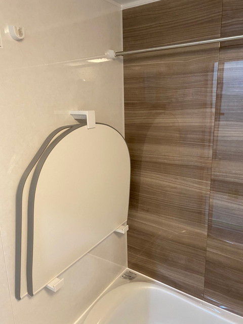 TOTOさんの「ラクかるふろふた」は安全に取り扱えて保温性も抜群