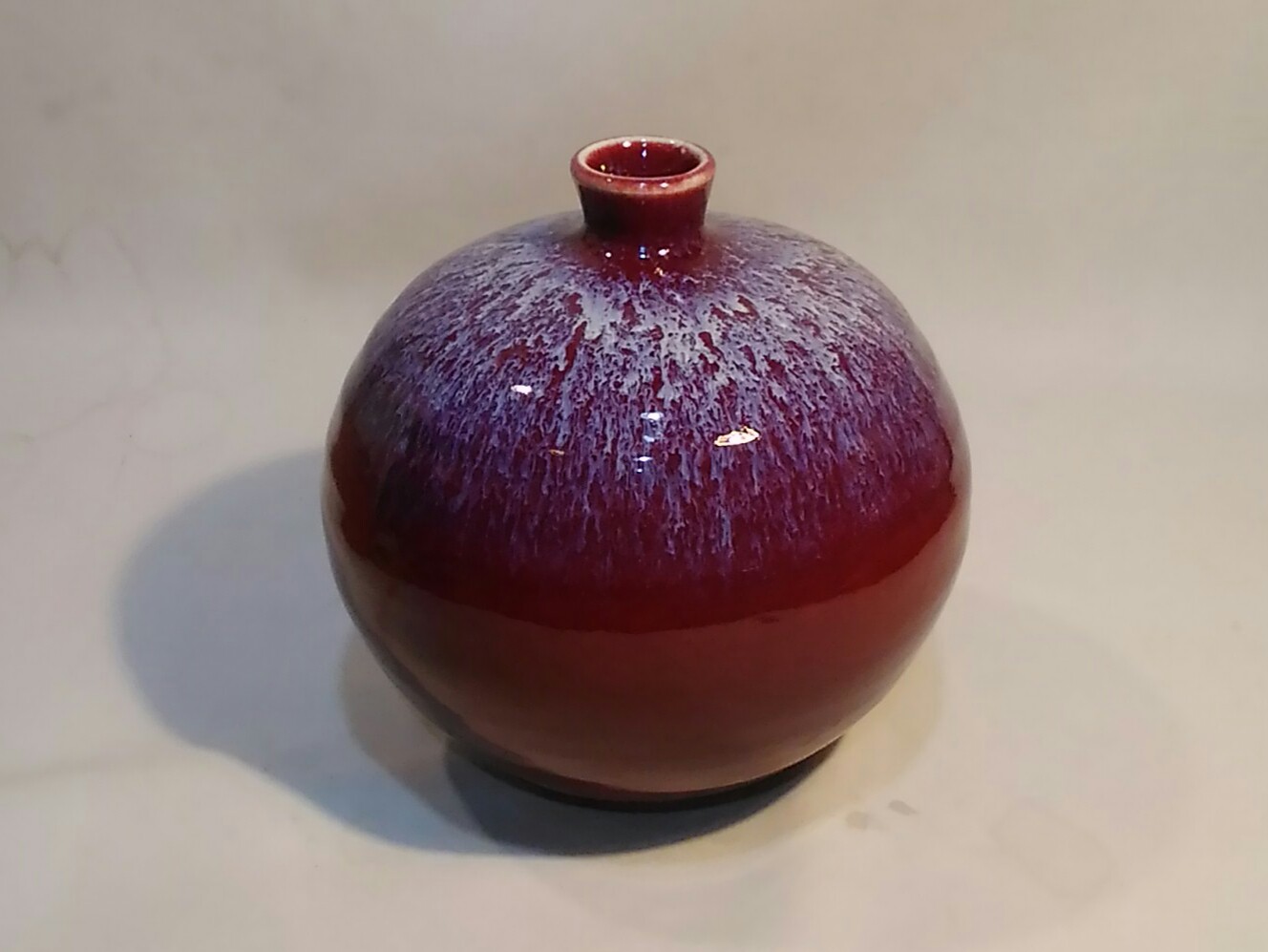 辰砂釉という赤い釉薬をかけた壺です。 | 三池焼ホームページ