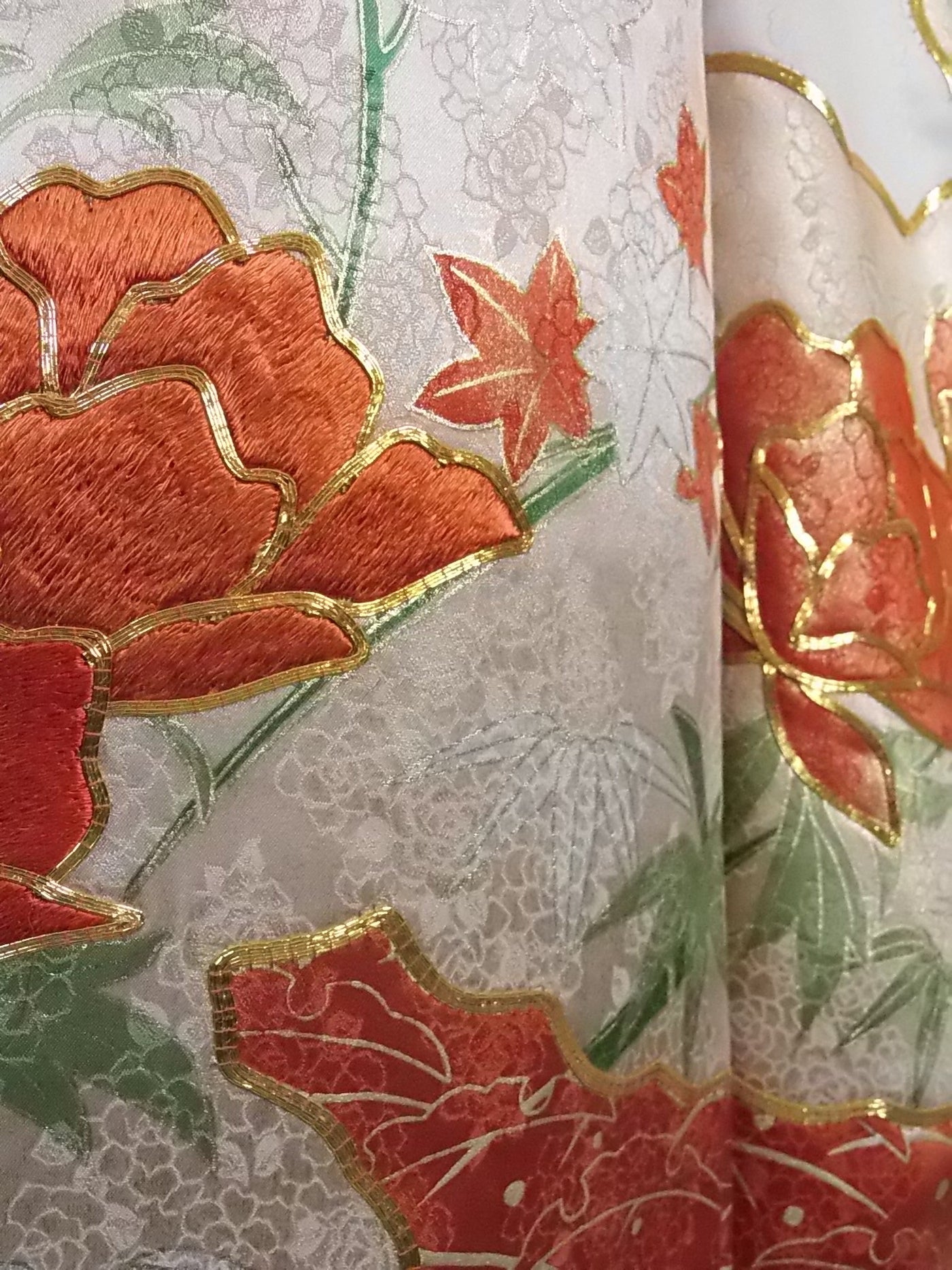 豪華 振袖 雲取り花文様 金駒刺繍 金彩 正絹 – MIYABI - REUSE KIMONO