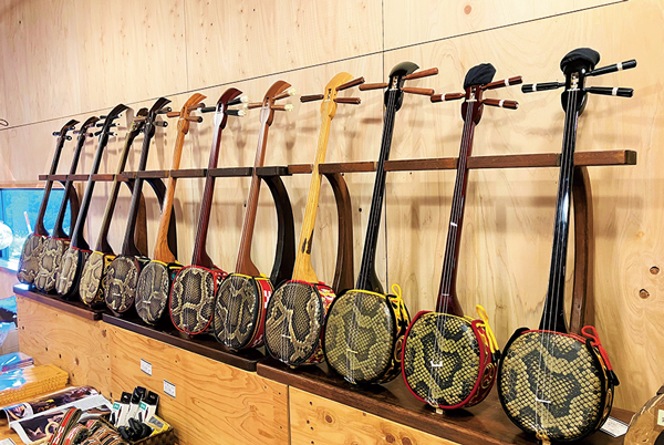 三線 沖縄 蛇皮 1枚張り ハードケース 宮古木工芸 故与儀栄功 氏 蛇皮