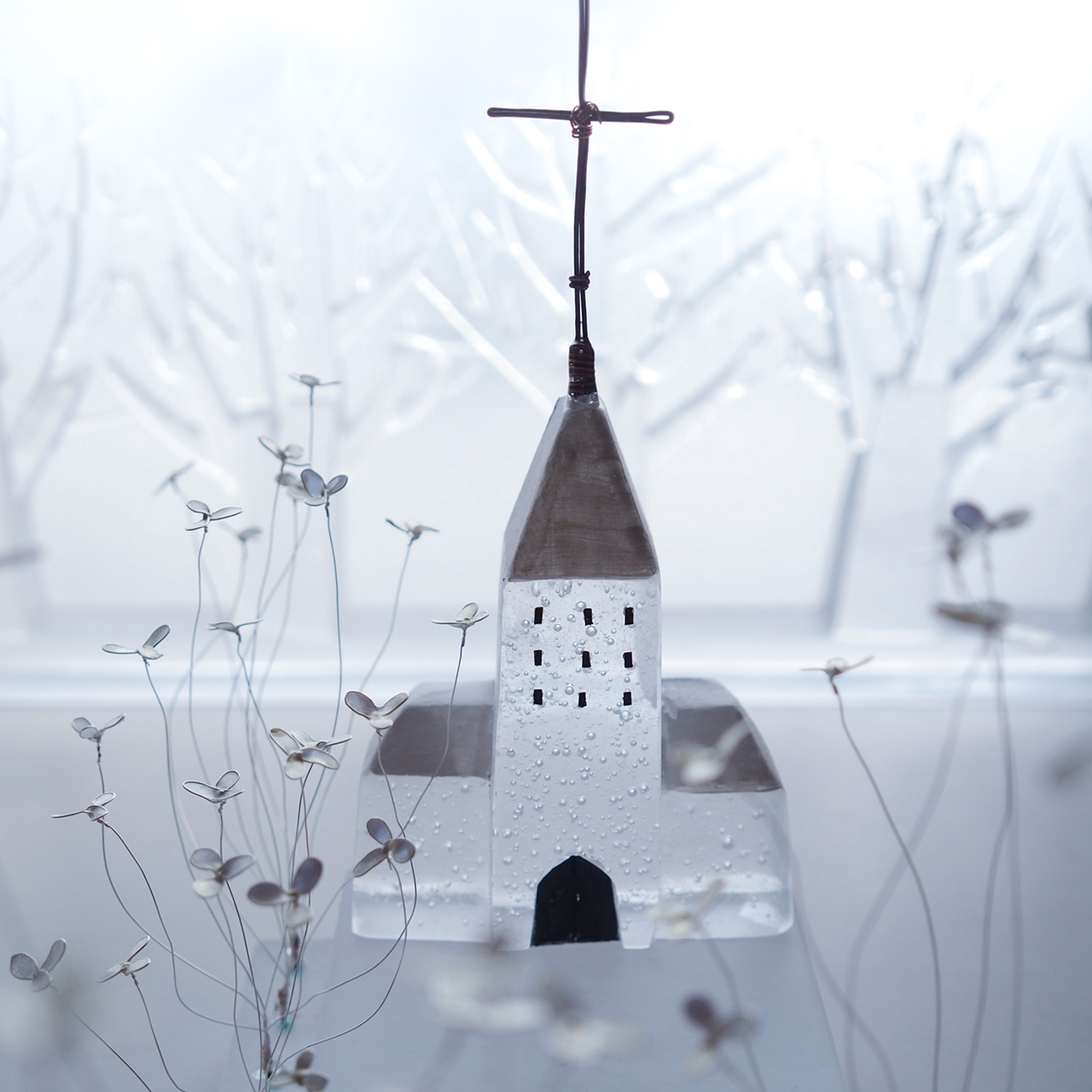 Mellow glass白いガラス製の家型オブジェ Mellow glass白いガラス製の家