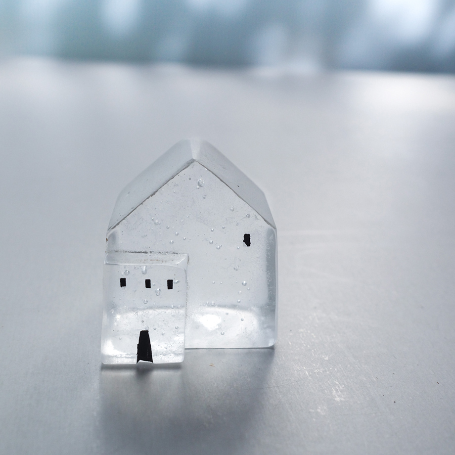 Mellow glass白いガラス製の家型オブジェ Mellow glass白いガラス製の