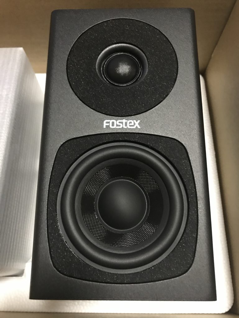 狭い机でも置けてしまう！？コンパクトなモニタースピーカーFostex PM0