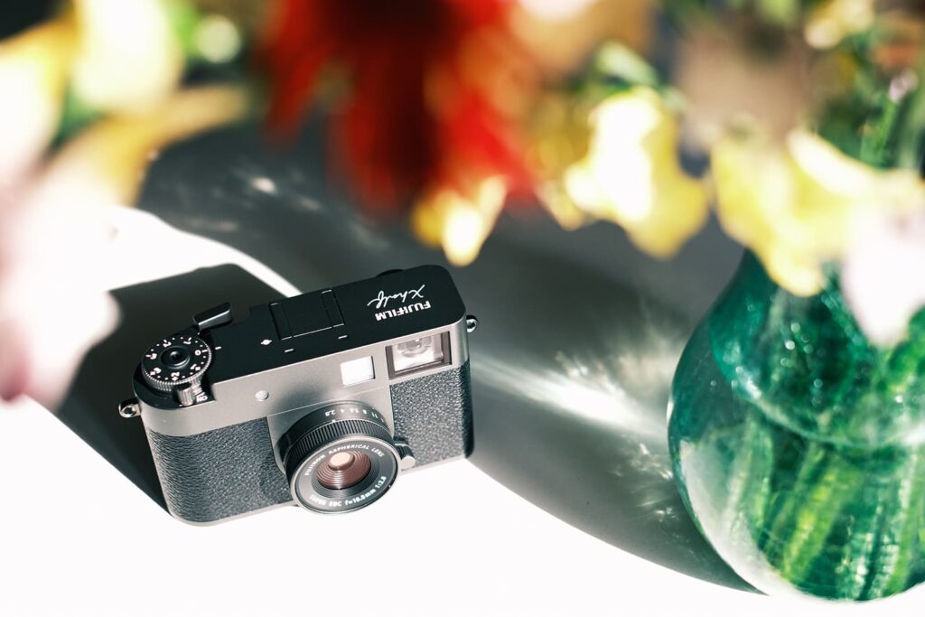 富士フイルム］ハーフサイズカメラをモチーフにしたコンパクトデジタル