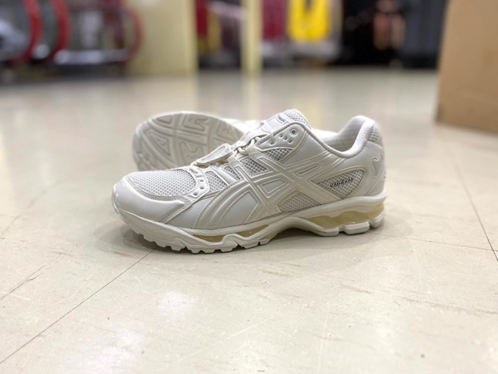 争奪戦必至の白スニーカー】韓国モードとランシューの最強融合！ASICS