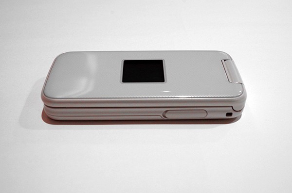 シニア世代におすすめ！ ドコモの「らくらくホン F-01M」の特徴や便利