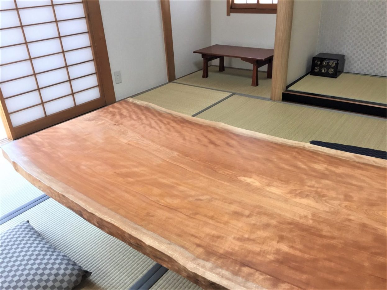 桜1枚板座卓、￼彫刻入り木製座卓 自然な形状 桜1枚板座卓、￼彫刻入り