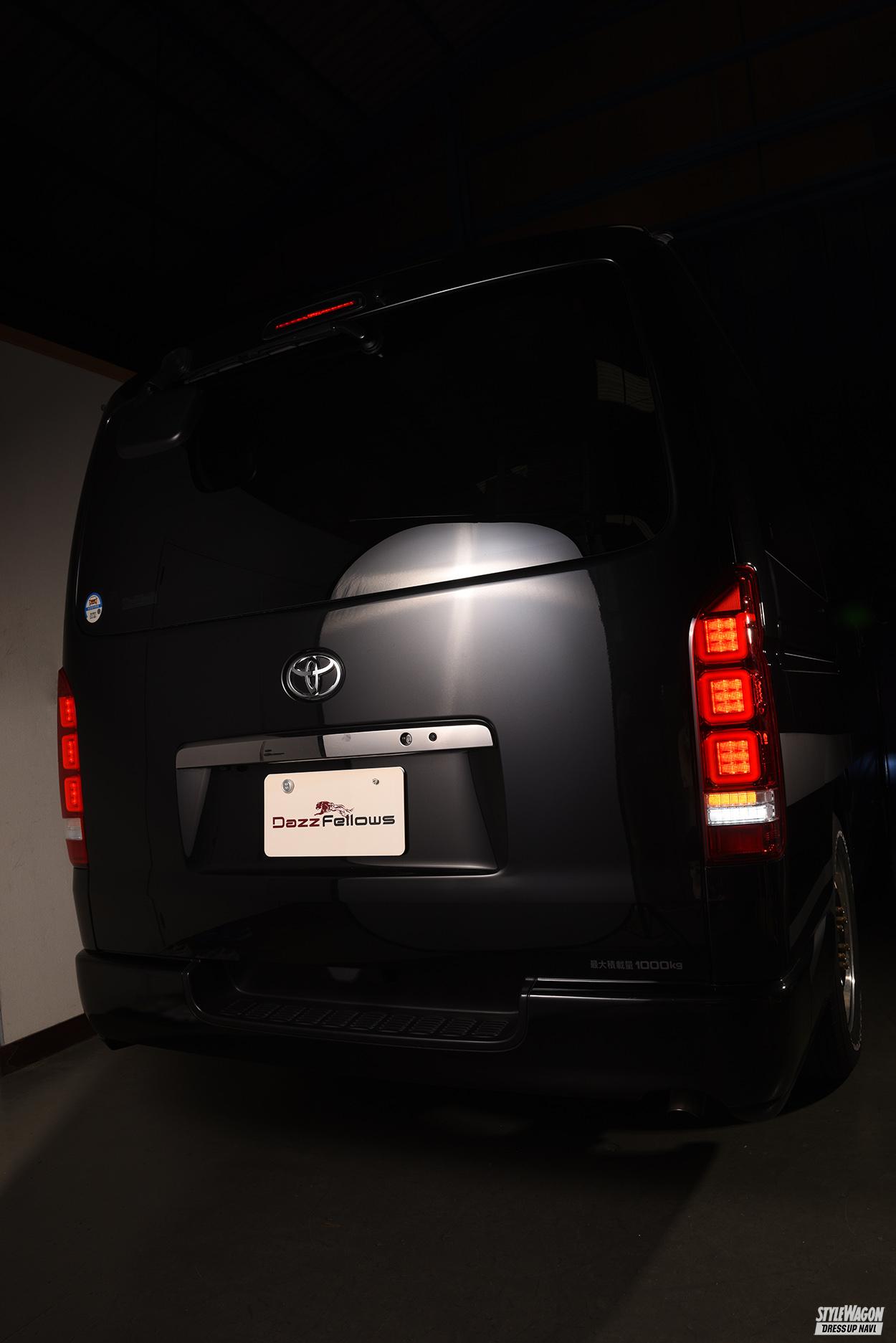 スクエア形状のLEDバーが斬新すぎる！ ダズフェローズのハイエース用