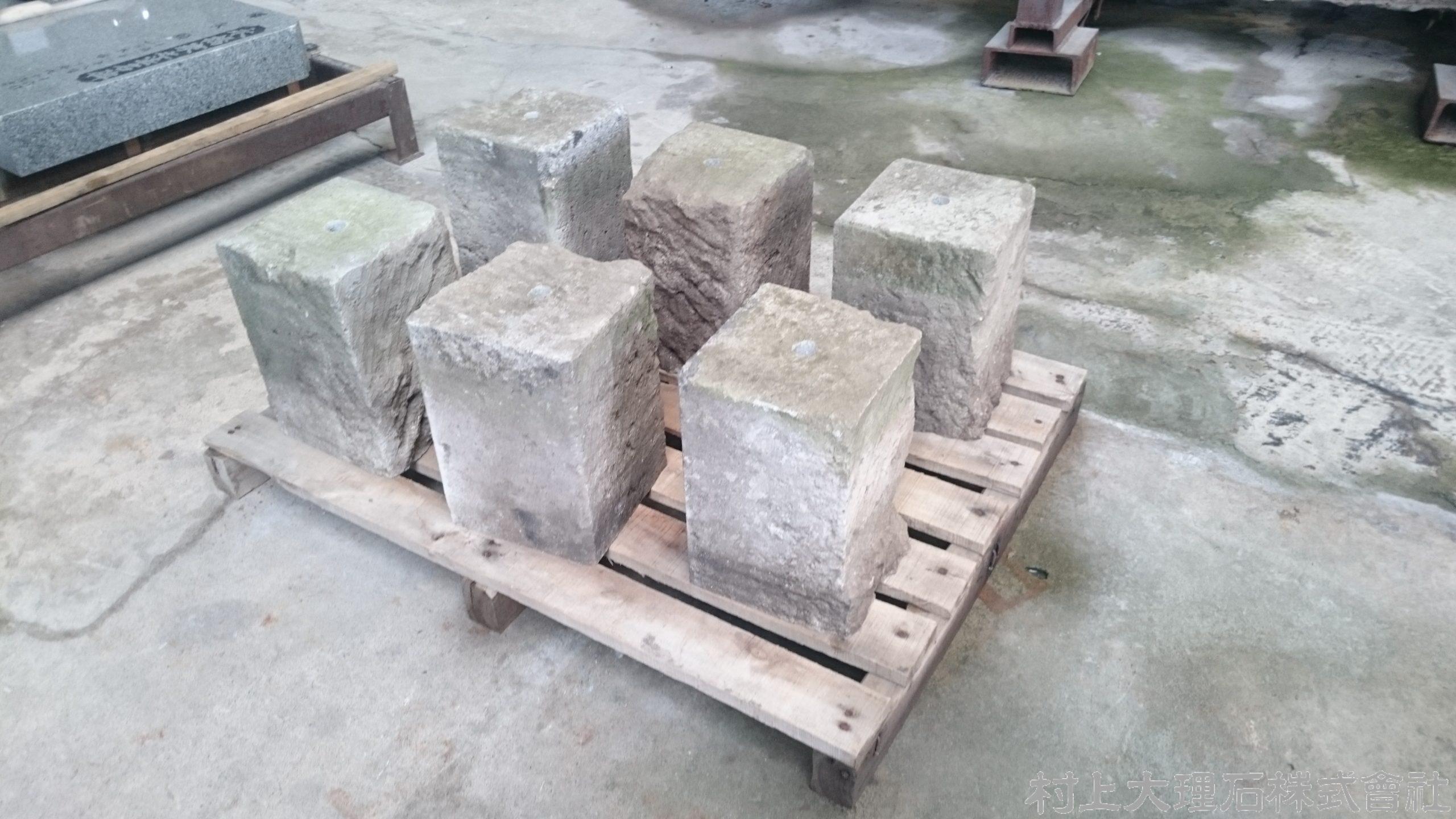 笏谷石（福井県産） 束石（もすいし・つかいし） 当社製作