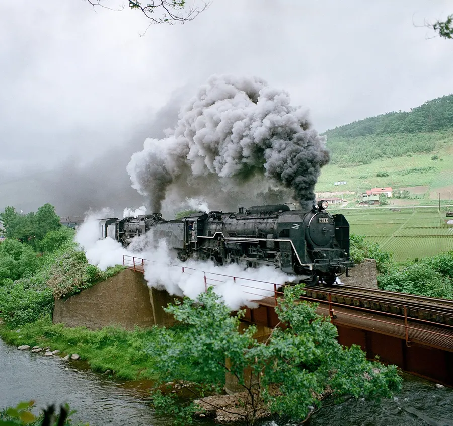 函館本線の余市川橋梁を渡るC622。重連のカラー写真