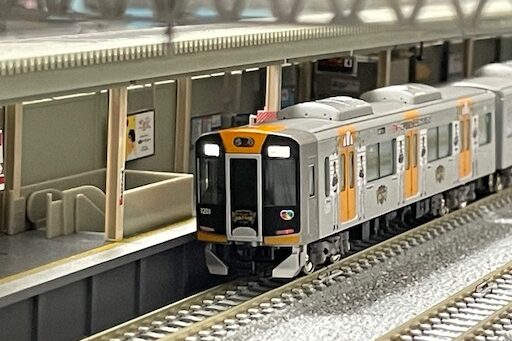 阪神 1000系 タイガース日本一ラッピングトレインが入線！ - 遅咲き