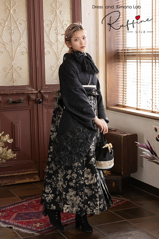 二十歳の振袖 アンジュの振袖 /黒色/ゴールド色/クール/花柄/ RM-151