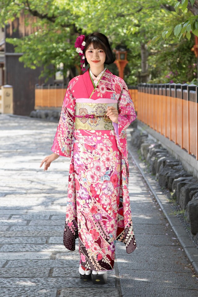 美しい花柄の振袖 着物 ピンク