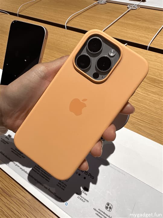 iPhone 15 Pro 256GB ナチュラルチタニウム + 純正ケース2種 レビュー