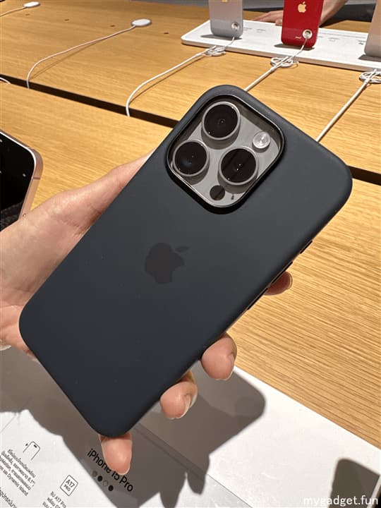 iPhone 15 Pro ナチュラルチタニウム 256G ケース+ストラップ付 iPhone