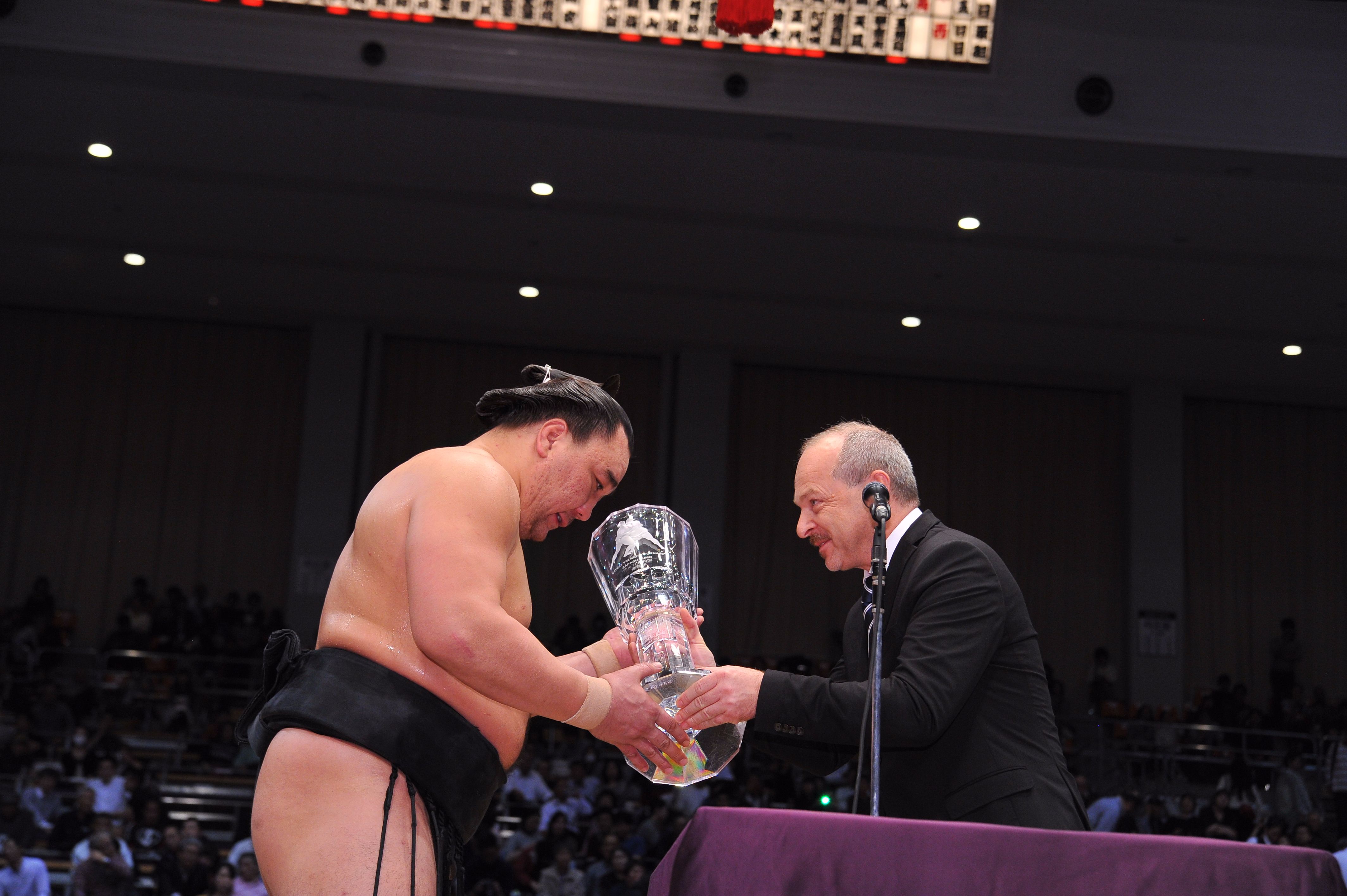 ボヘミアンクリスタルグラス；オブジェ（相撲） 大相撲優勝力士に