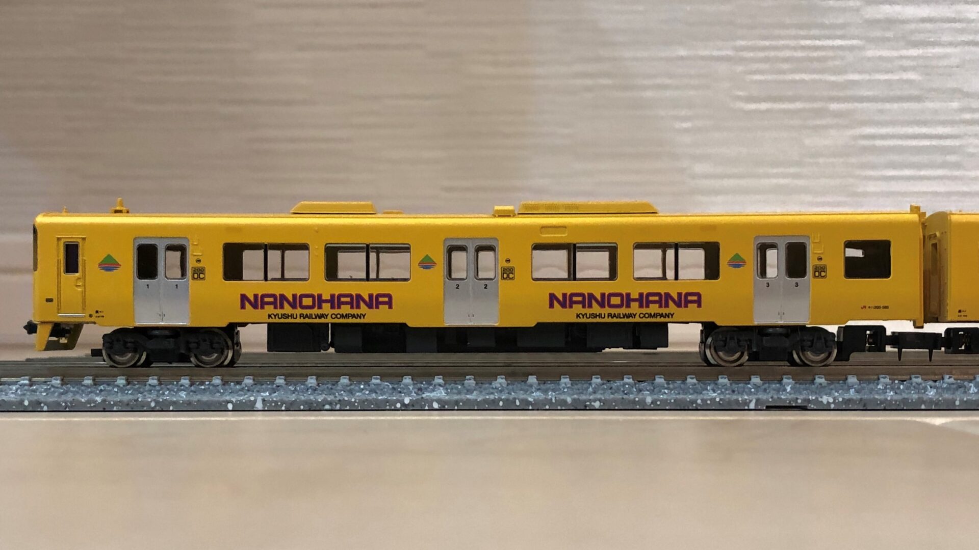 JR九州キハ200形（なのはな・565＋1565、なのはな・556＋1556）が入線