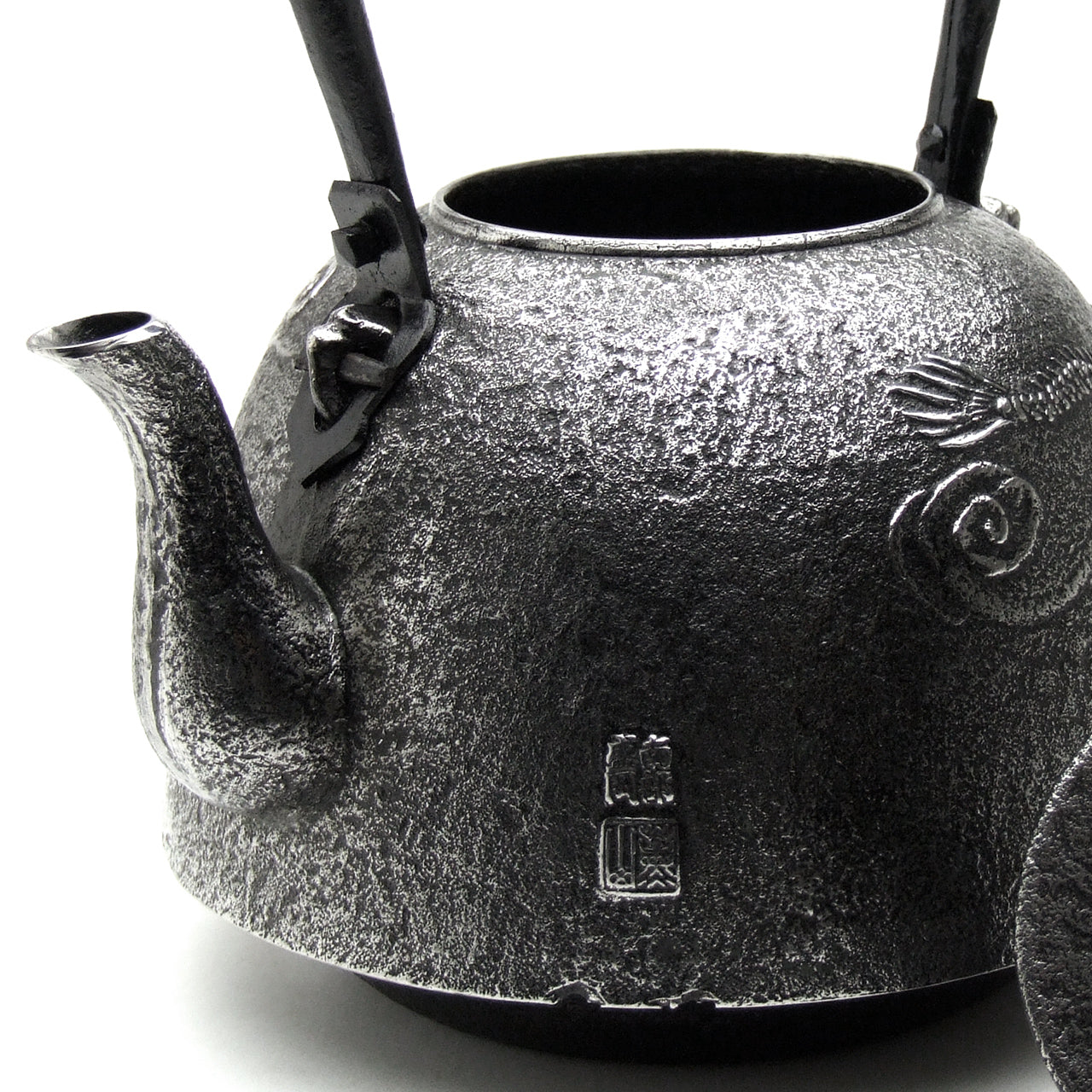南部鉄瓶｜南部型 雲龍 2.0L – 有限会社薫山工房