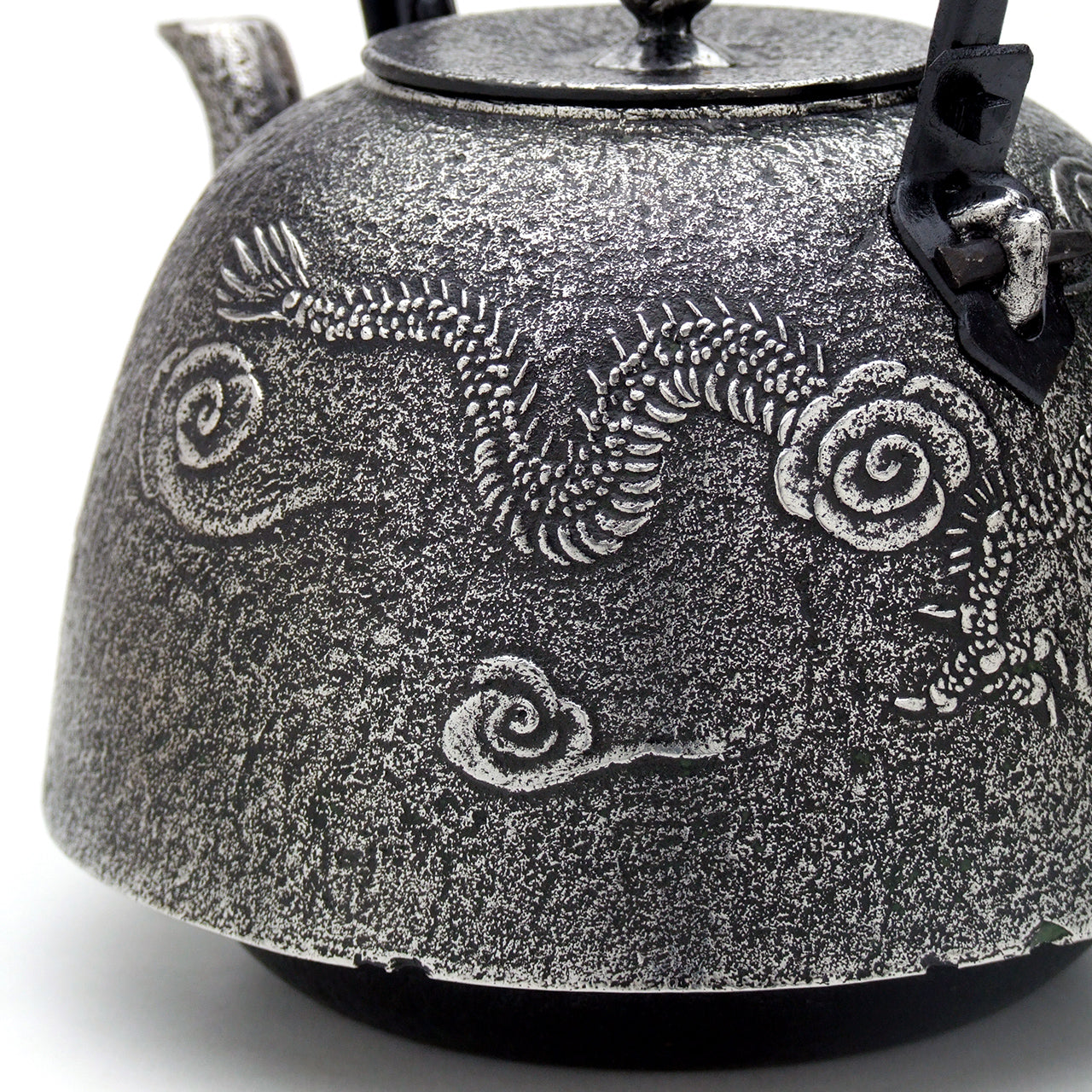 南部鉄瓶｜南部型 雲龍 2.0L – 有限会社薫山工房