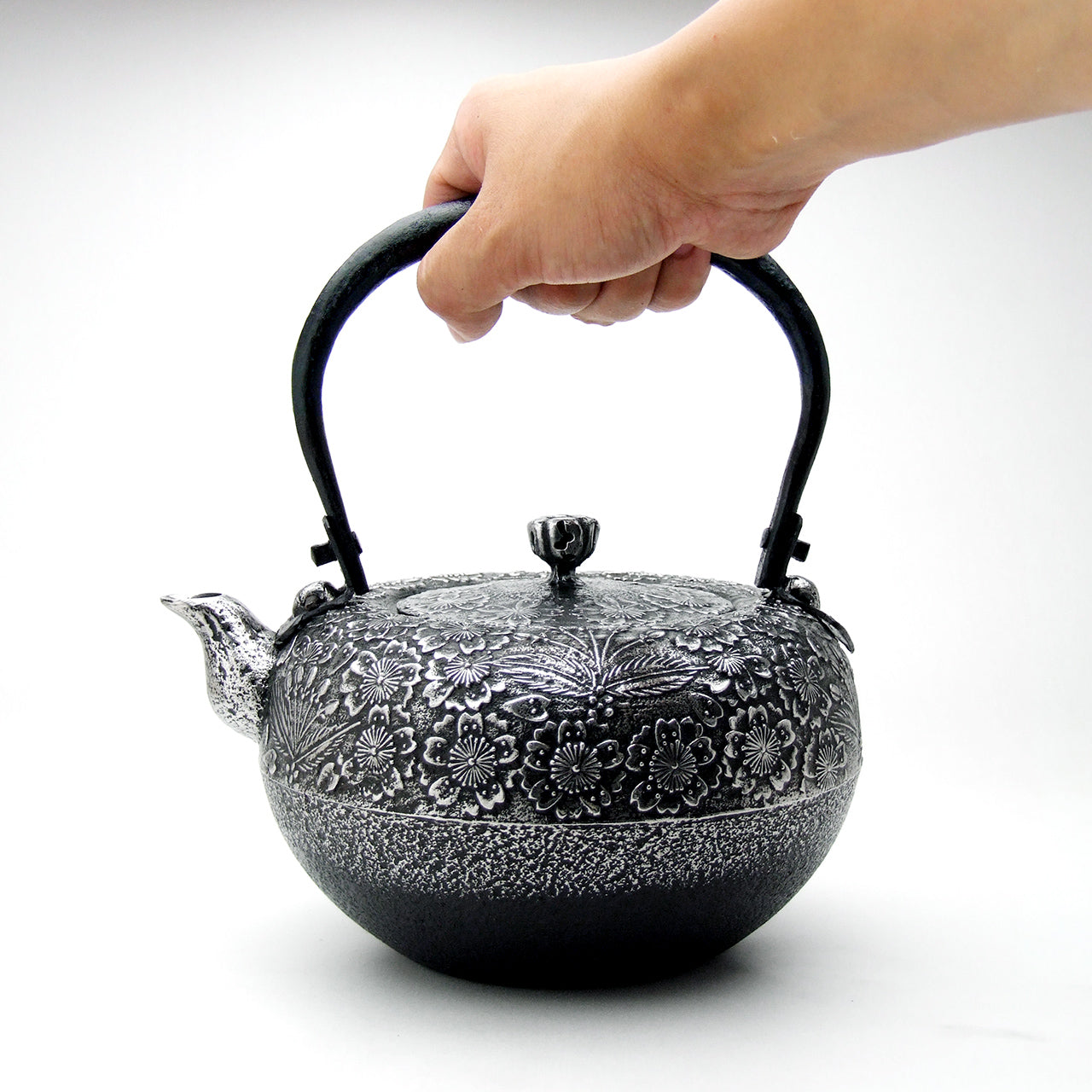 南部鉄瓶｜鉄鉢型（砂鉄）桜 1.4L – 有限会社薫山工房