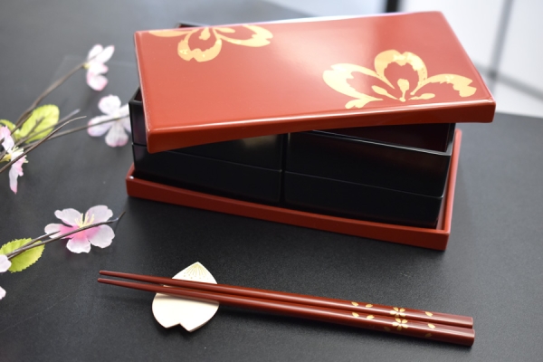 京都漆器】うたげ花見重箱 さくら 松花堂弁当箱 黒/朱 ～お正月 - 日本