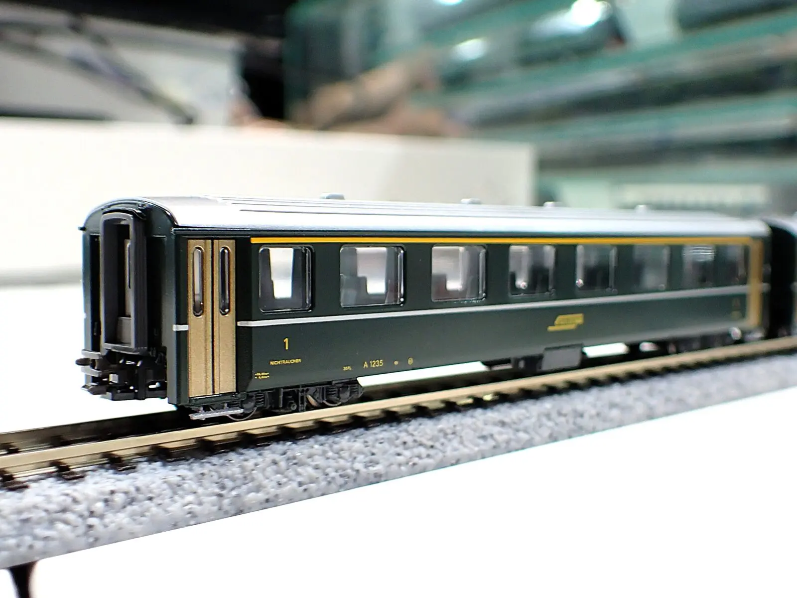 Ge6/6-I ＜レーティッシュ・クロコダイル＞ + アルプスの緑の客車 5両