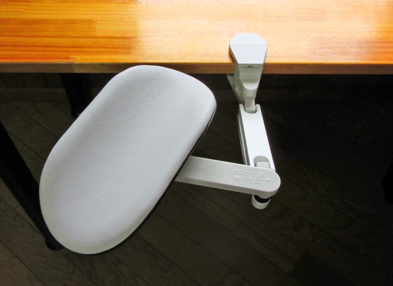 肘を置いてPC作業することで腕の負担を軽減できるアームレストのススメ