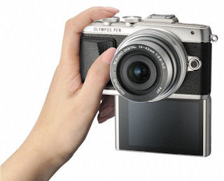 オリンパス、自分撮りミラーレス一眼「PEN Lite E-PL7」を9月20日に