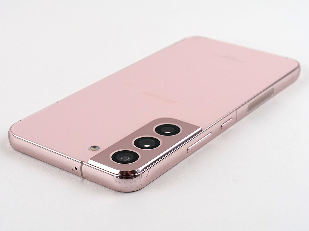 Galaxy S22レビュー - 女性の手でも楽に持てる、ピンクのボディーが