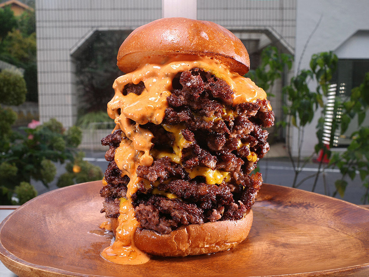 黒毛和牛のパティが10枚! ヘンリーズバーガーのモンスターは焼き方に