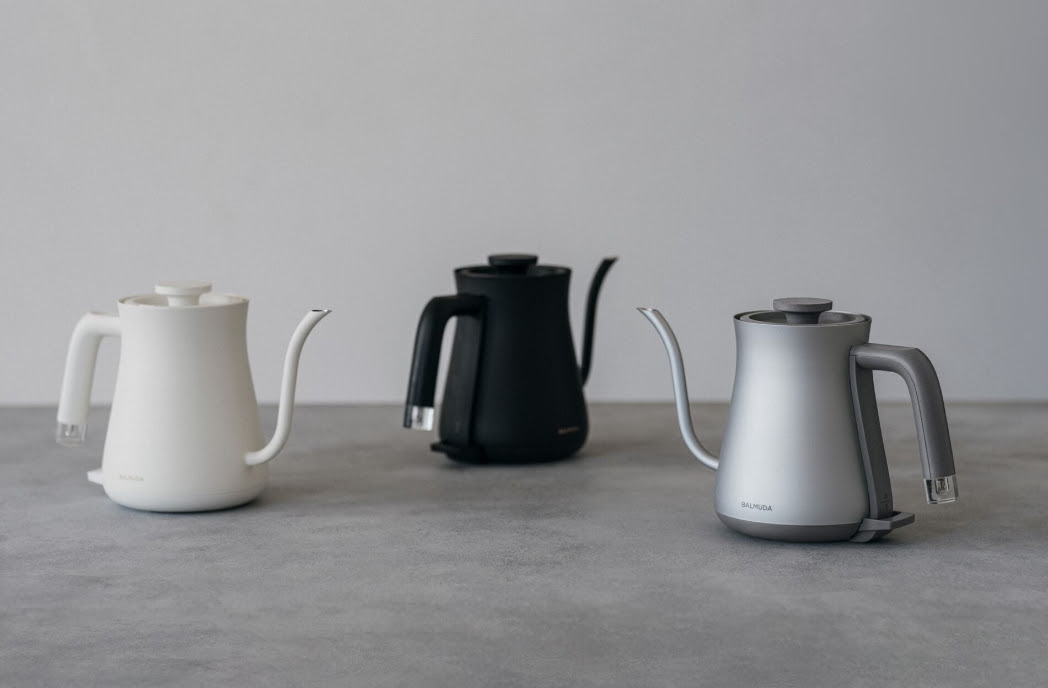 電気ケトル「BALMUDA The Pot」に新色シルバー、従来色もロゴ色刷新