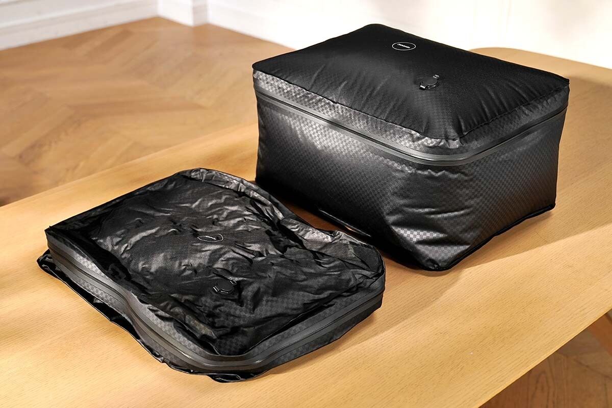 アップル「探す」に対応した旅行用の衣類圧縮袋 小型の電動ポンプが