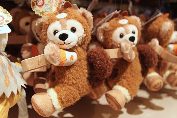 パークでもお家でも！ダッフィーと一緒に秋を楽しむ季節限定グッズ