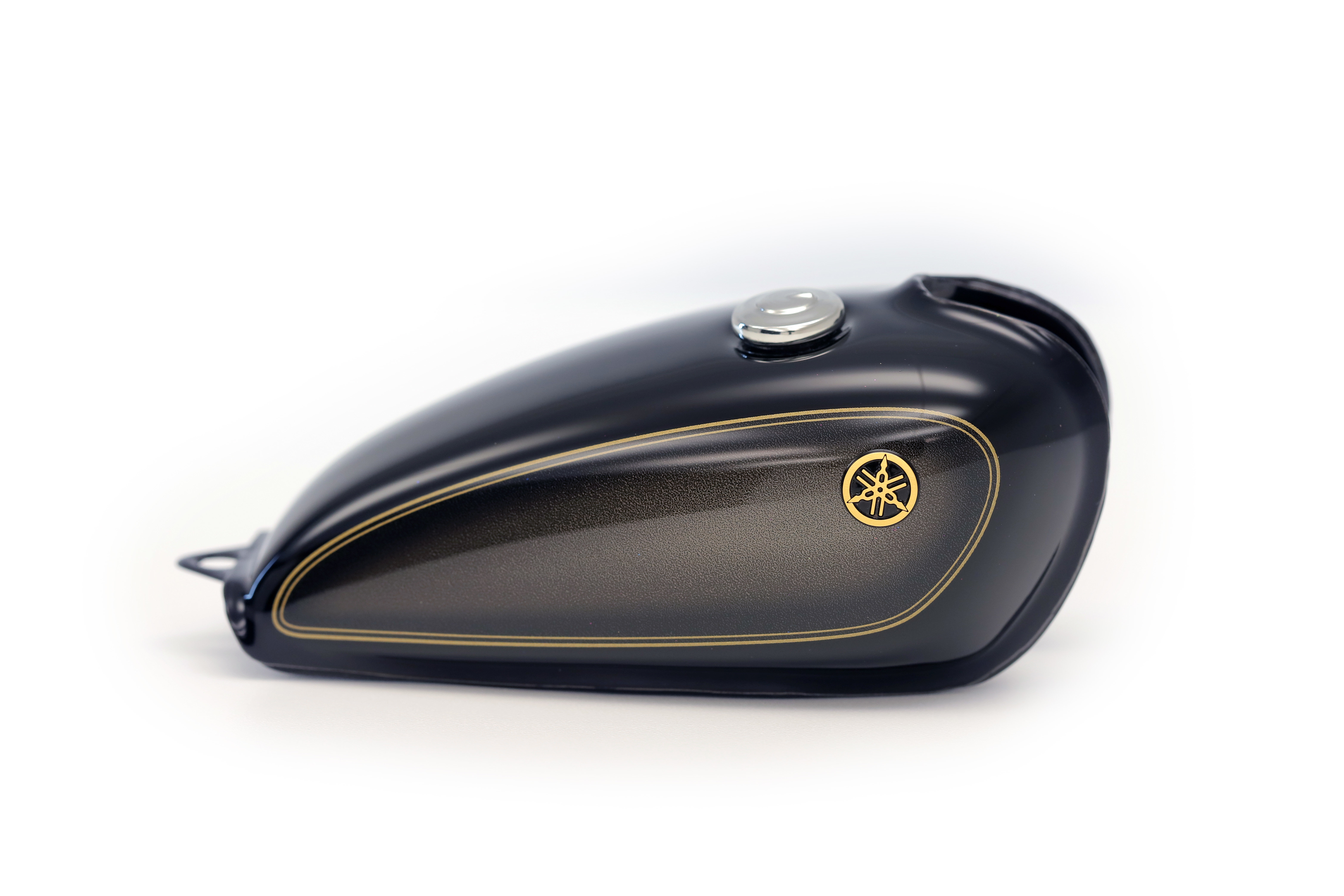 SR」の美しいタンクを永遠に ― 超精巧1/6スケール「SR400ミニチュア