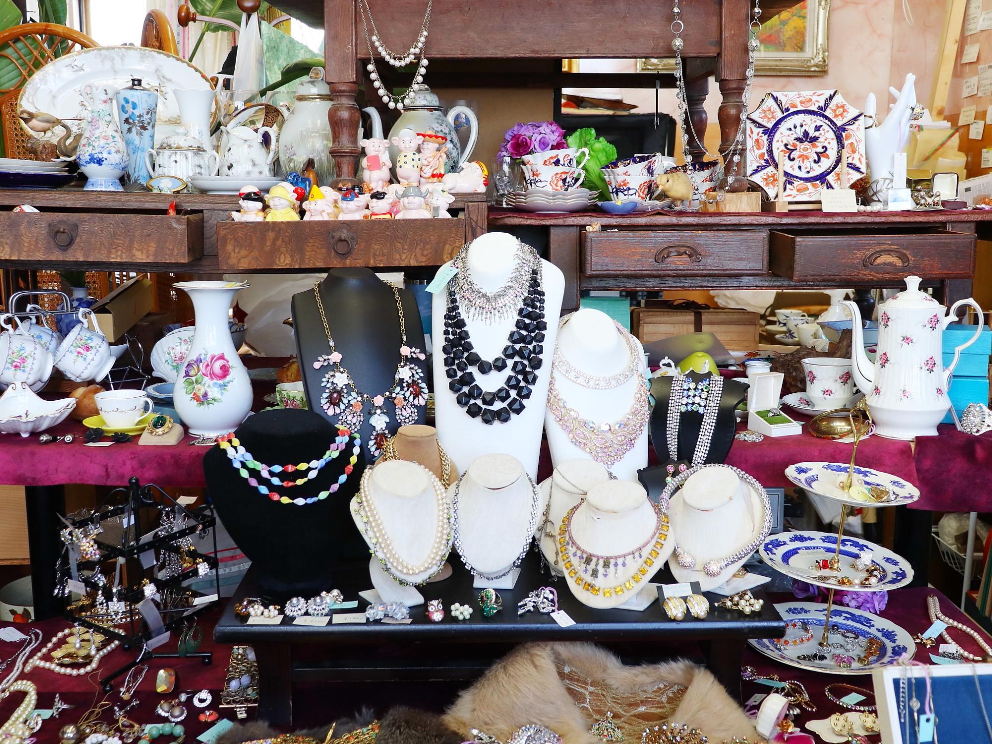 店内に隠された「39円商品」に「福袋」も。謎多き「骨董屋」の「破格