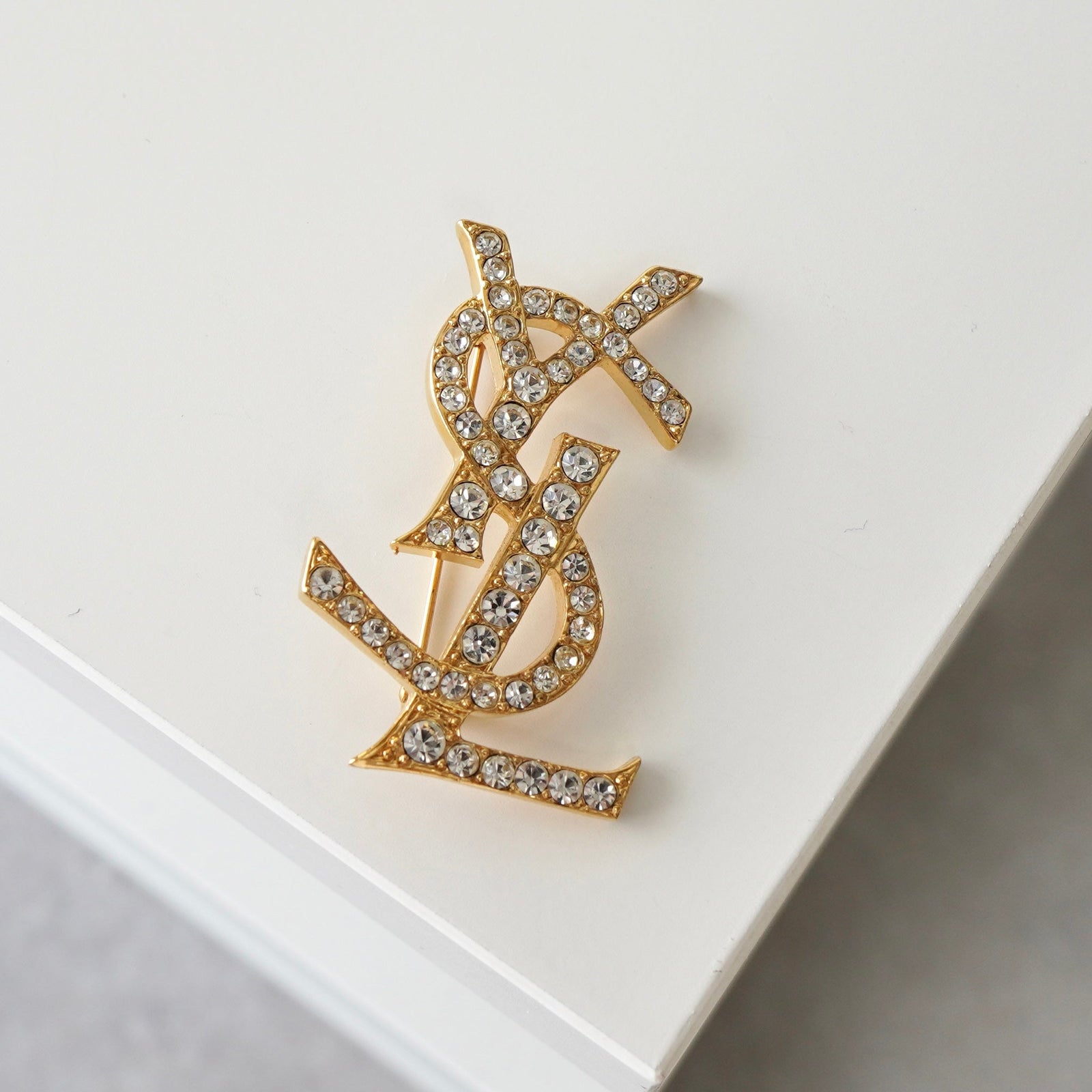 イヴサンローラン カサンドラロゴ YSLロゴ ラインストーン ブローチ GP