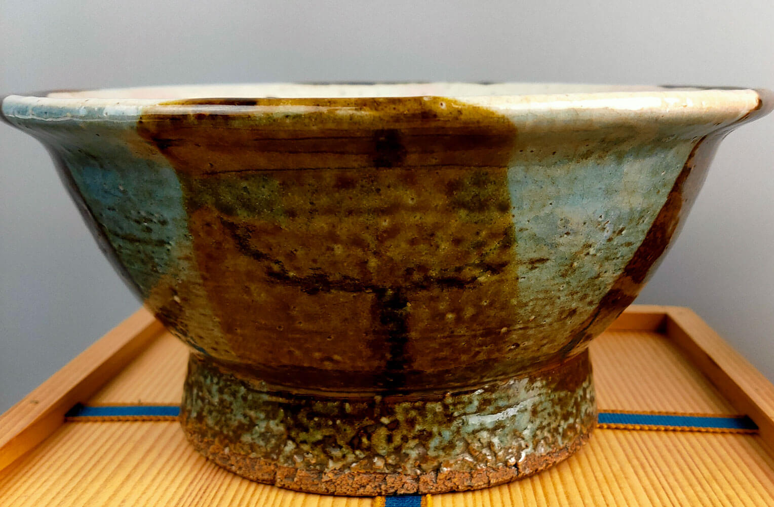 河井博次作 鐵飴緑釉筒描皿 飾皿 河井紅苑