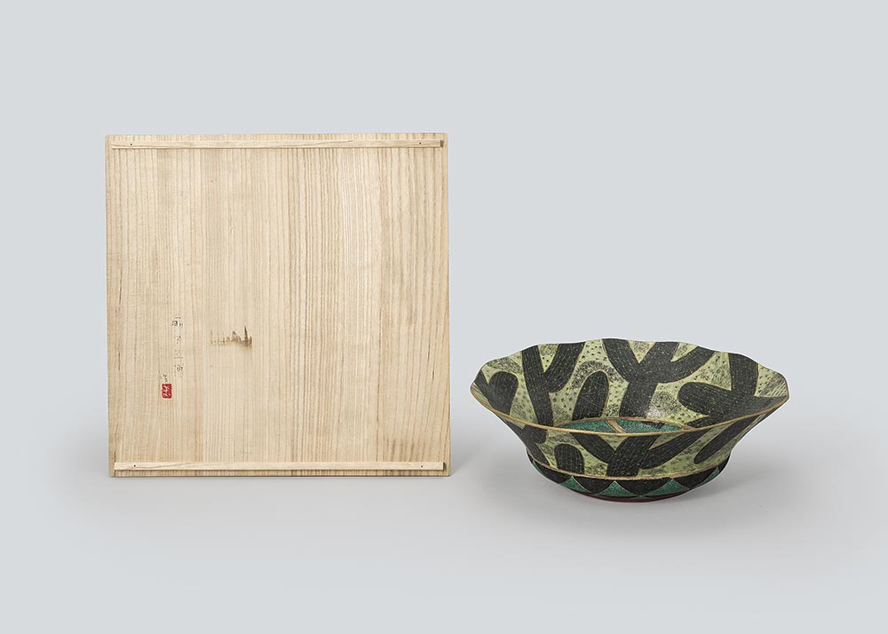 前田正博【色絵金銀彩輪花鉢】買取実績｜日晃堂 買取実績