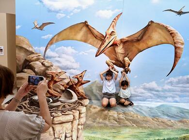 飛び立つ翼竜にギュッ！大迫力の写真パチリ♪ 新潟県上越市でトリック