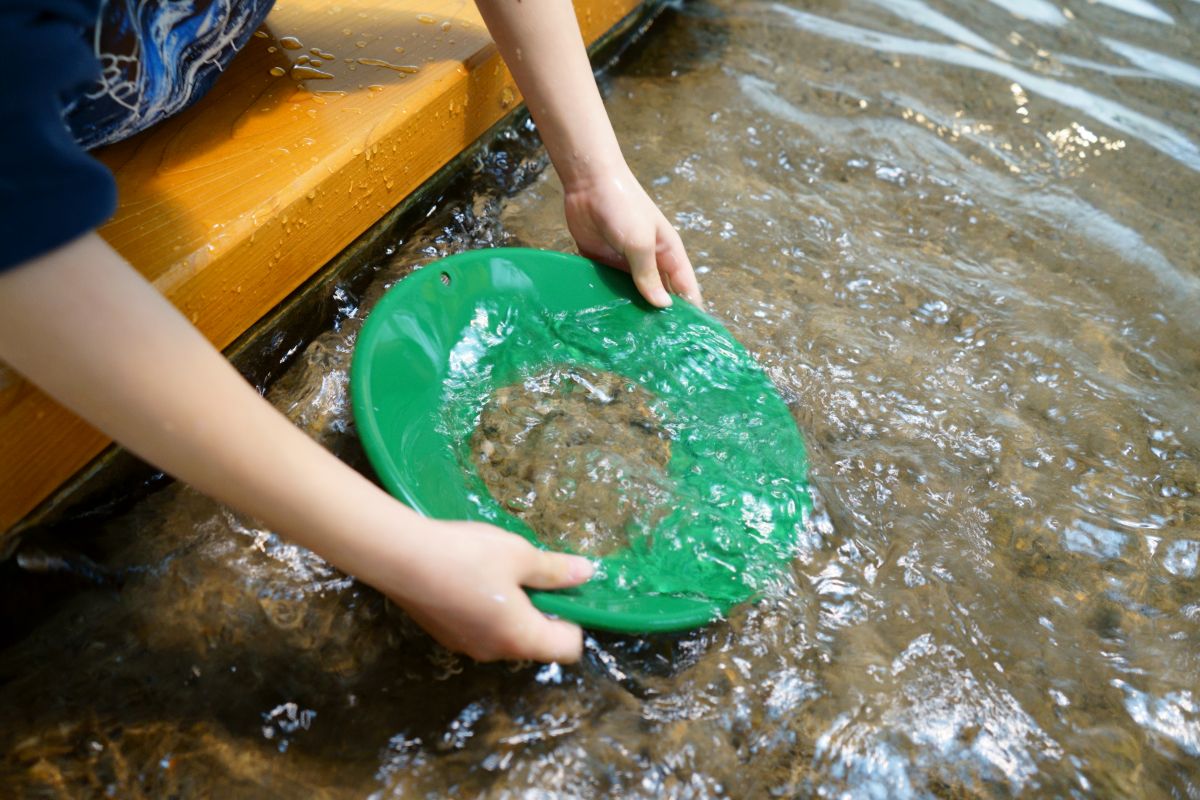 金山より先に金が出た！佐渡西三川ゴールドパークで砂金採り体験