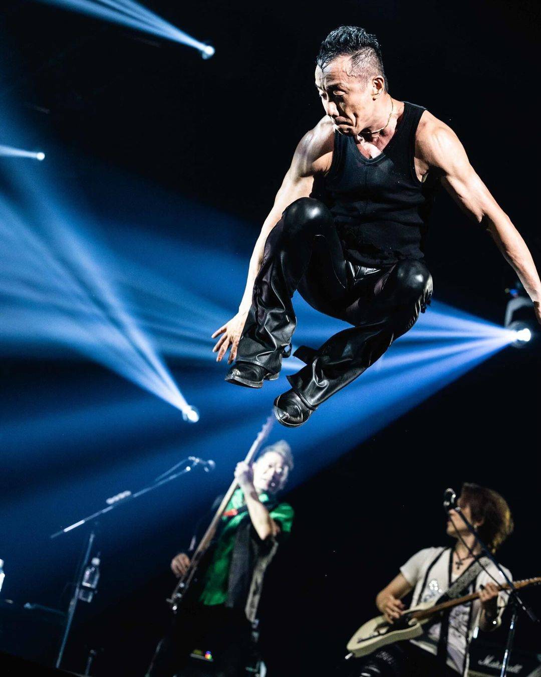 67歳長渕剛が驚異の跳躍力披露「おまえらも飛べ！高く高く！人生は暗く