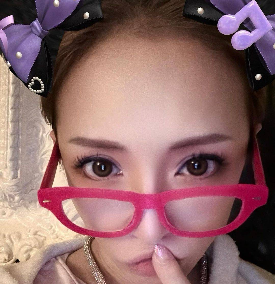 45歳浜崎あゆみ〝ド派手〟老眼鏡披露「夜間必須なのよ」〝ぼやき〟に