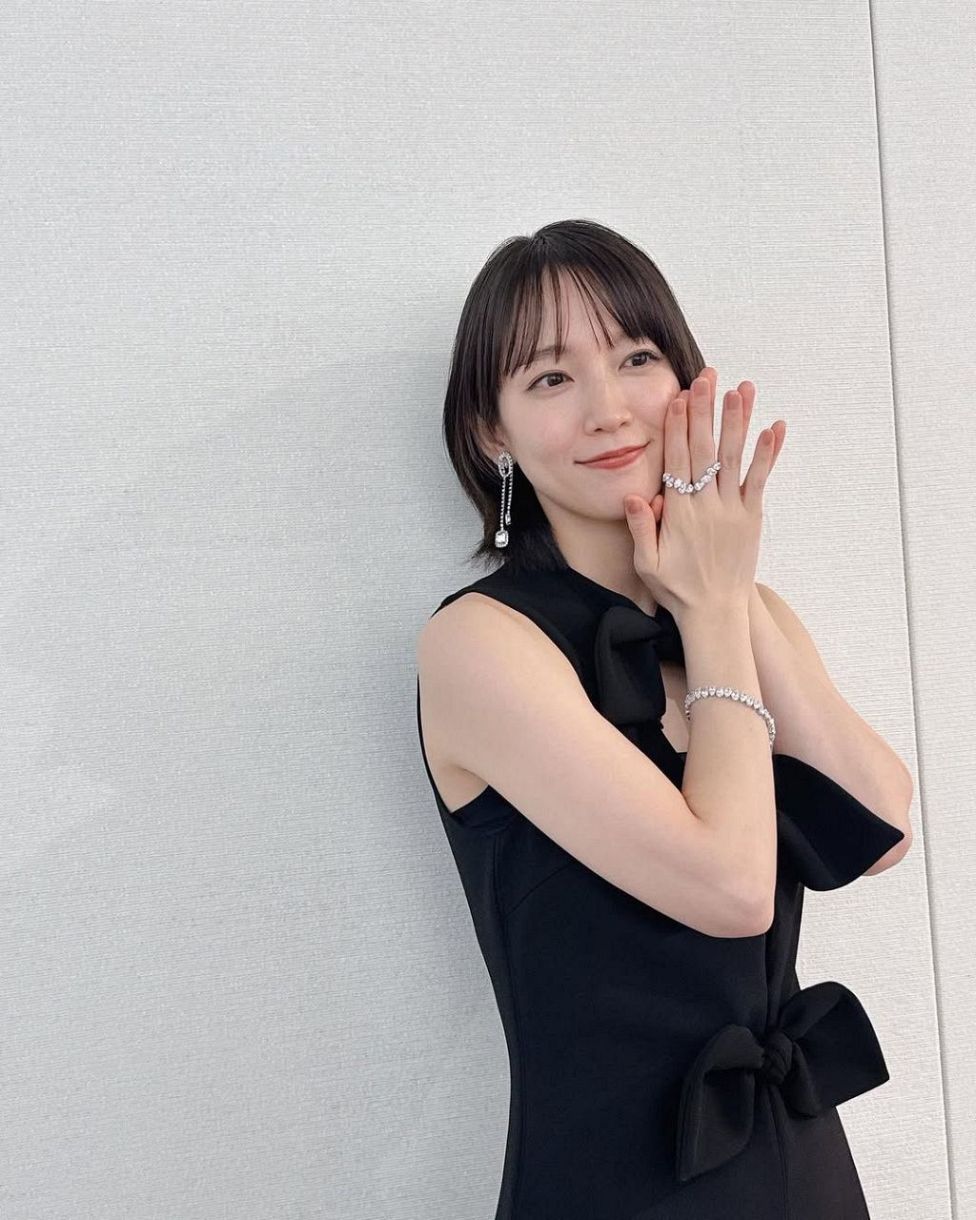 吉岡里帆さん夏姿八つ切りサイズ news_20250617165807.jpg