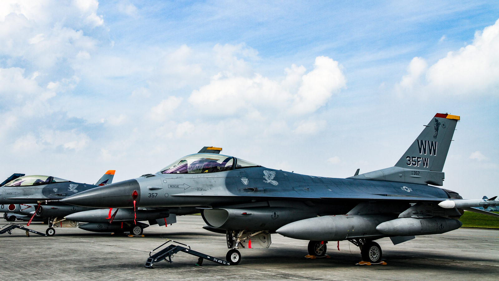 か*す様 三沢基地 F-16C 1/72 ダイキャスト か*す様 三沢基地 F-16C 1