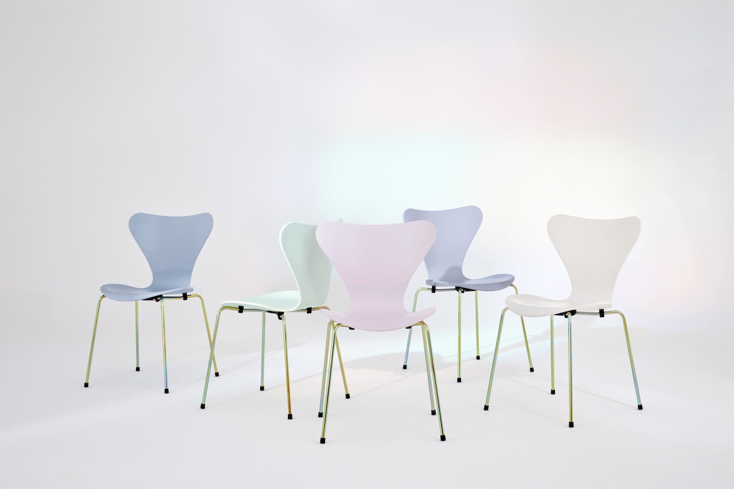 フリッツ・ハンセン セブンチェア「7:14 AM COLOUR EDITION」登場